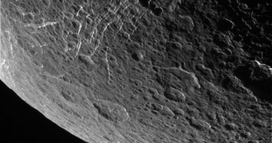 Foto de Dione, luna de Saturno, tomada por la sonda Cassini