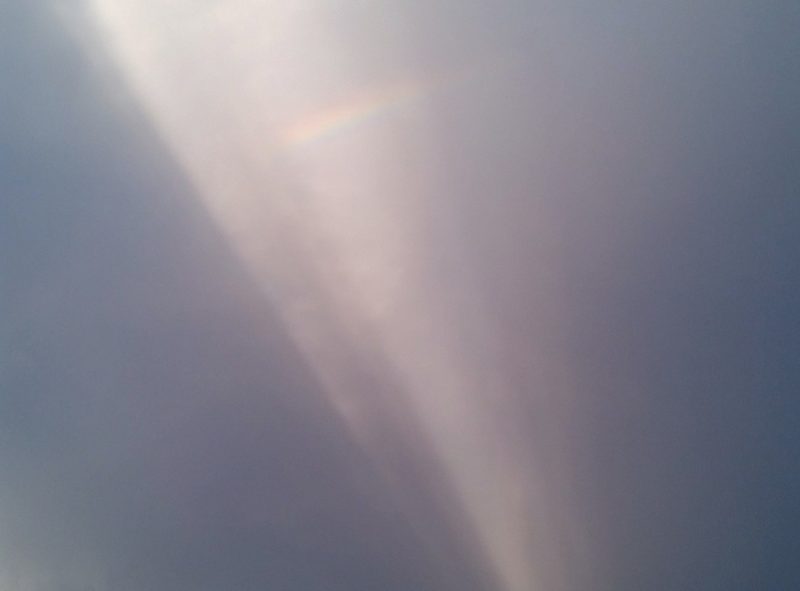 Rayos anticrepusculares y un arcoíris desde Arizona, Estados Unidos