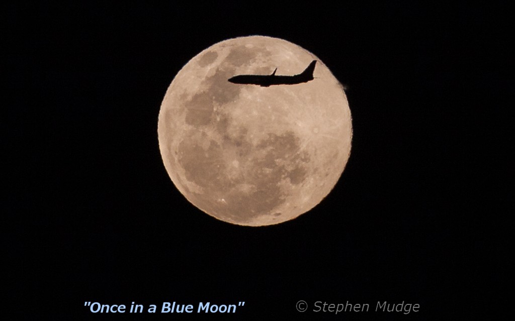 La Luna y un avión desde Queensland, Australia