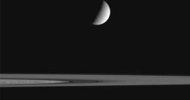 Foto de Encélado y los anillos de Saturno