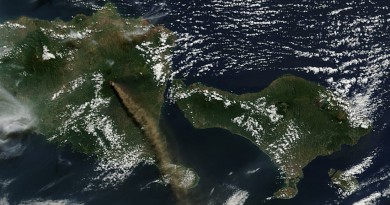 Erupción del volcán Raung en la isla de Java