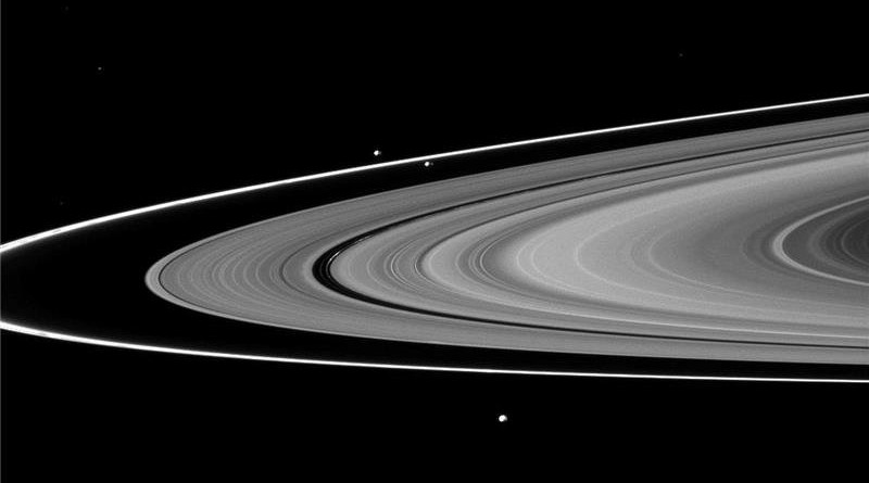 Explican el origen del anillo F de Saturno y sus satélites pastores