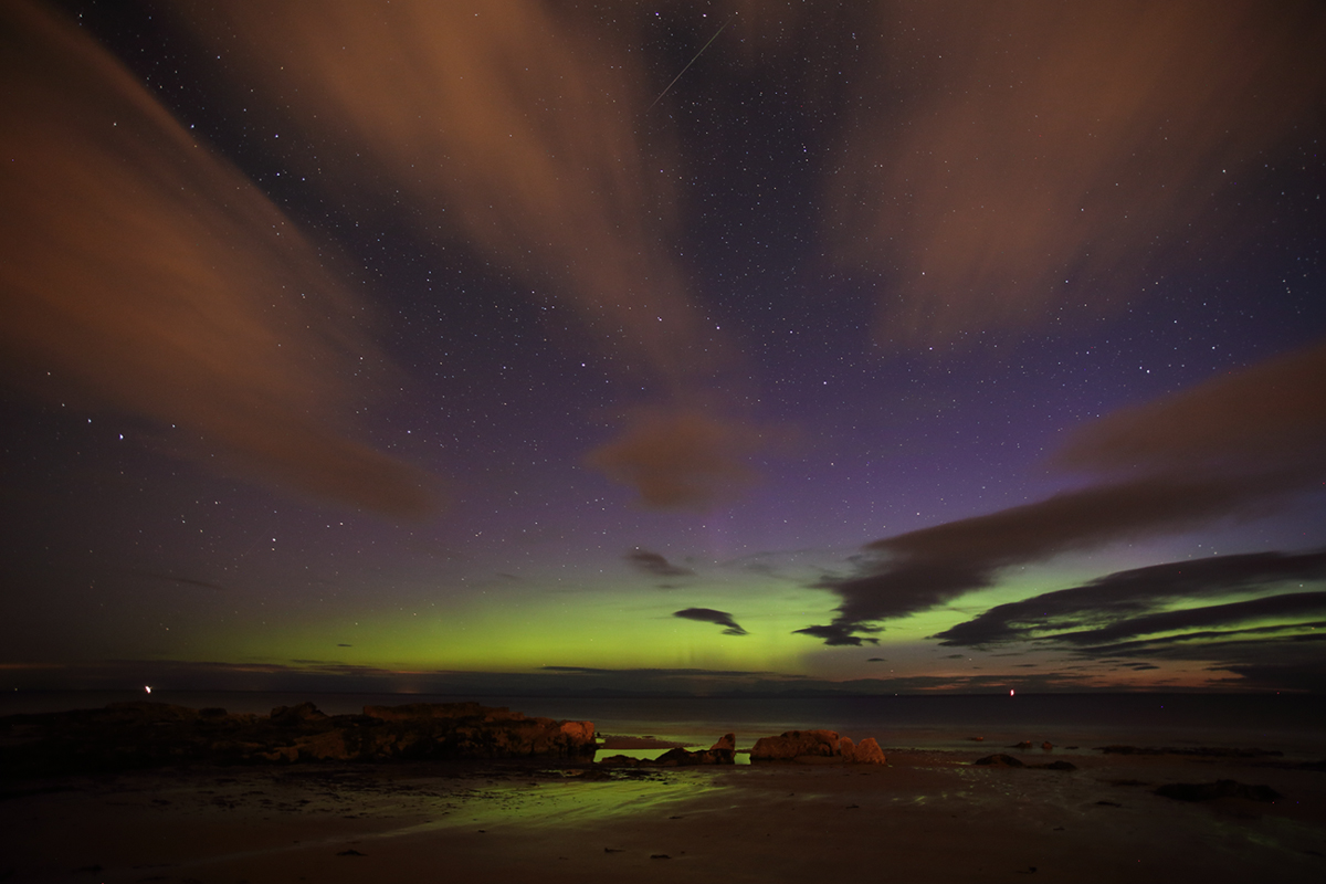 Una perseida y auroras boreales desde Escocia