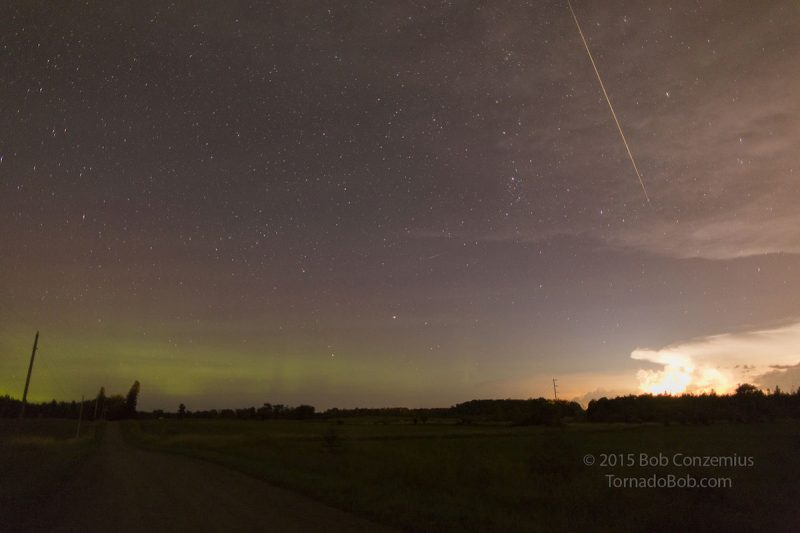 Foto de una perseida, auroras boreales y una tormenta desde Minnesota, EE. UU.