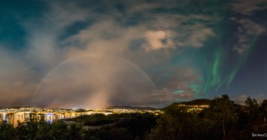Auroras boreales y un arco lunar desde Ålesund, Noruega