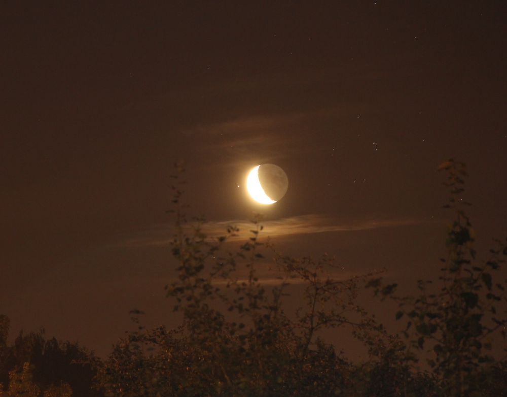 Foto de la Luna y Aldebarán desde Rusia