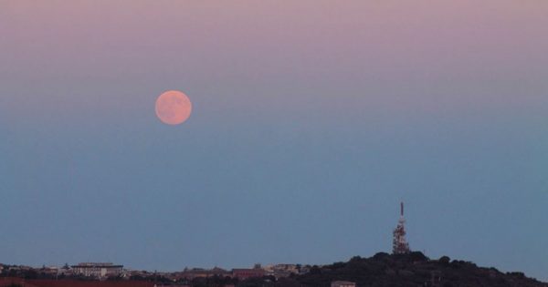 La Luna desde Sicilia, Italia