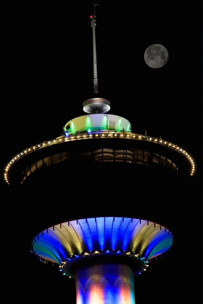 La Luna y la Torre de Calgary (Canadá)
