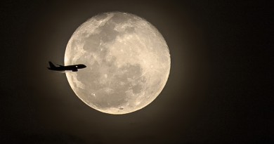 La Luna y el paso de un avión desde el Estado de México