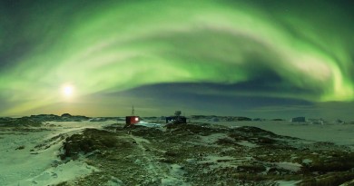 Auroras australes y la Luna desde la Antártida