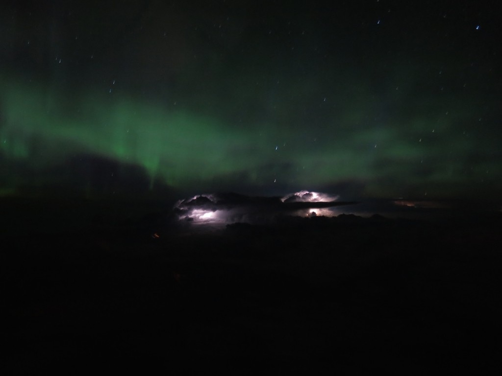 Auroras y una tormenta desde un avión sobre Manitoba, Canadá