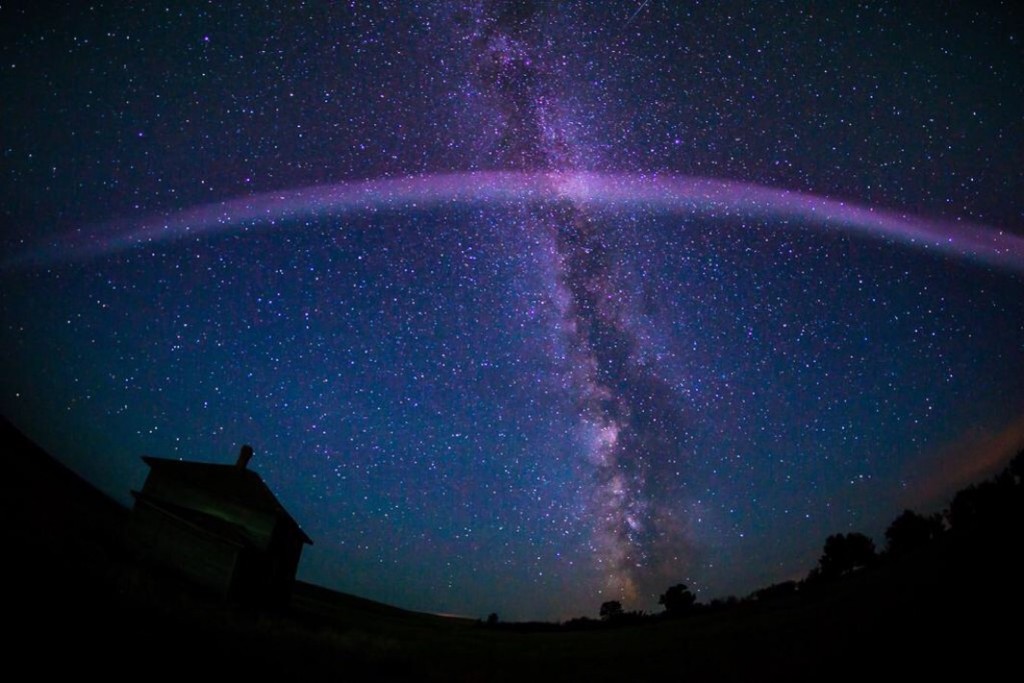 Foto de un arco de protones y la Vía Láctea desde Canadá