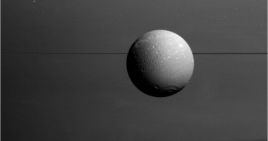 Foto de Dione y Saturno tomada por la sonda Cassini