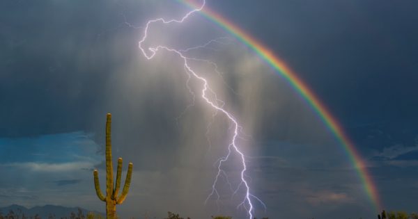Un arcoíris y una tormenta eléctrica desde Arizona, Estados Unidos