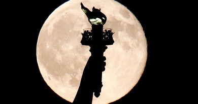 La Luna y la antorcha de la Estatua de la Libertad