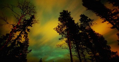 Auroras boreales entre las nubes desde Finlandia