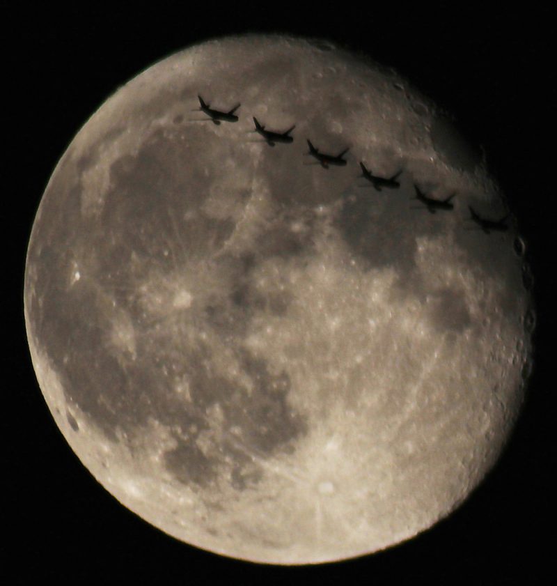 La Luna y la secuencia del tránsito de un avión