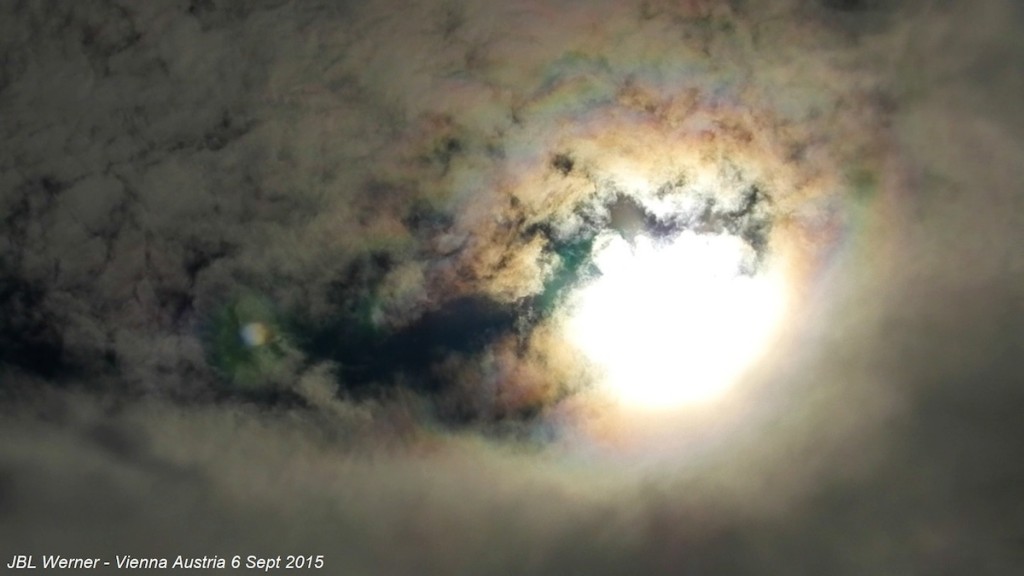 El Sol y nubes iridiscentes desde Austria