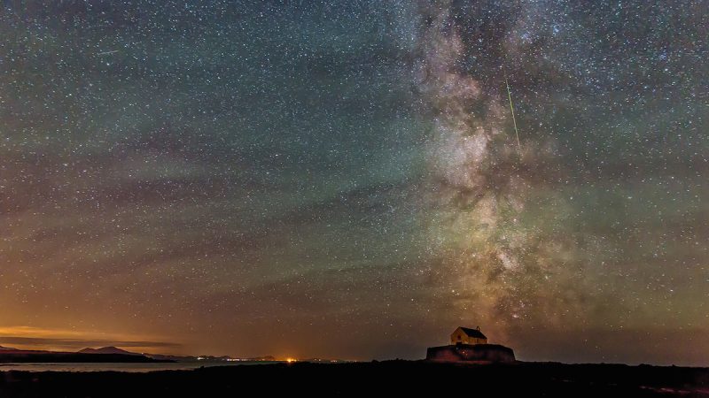 La Vía Láctea y un meteoro desde la isla de Anglesey (Reino Unido)