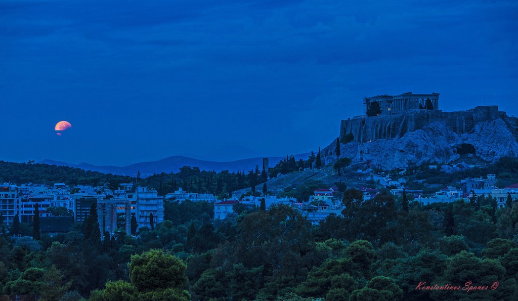 El eclipse total de Luna y la Acrópolis en Atenas, Grecia