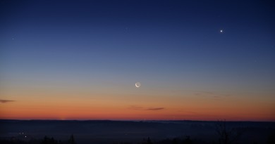 La Luna y Venus al amanecer en Finlandia