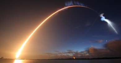Foto del despegue del cohete Atlas V desde Florida, Estados Unidos