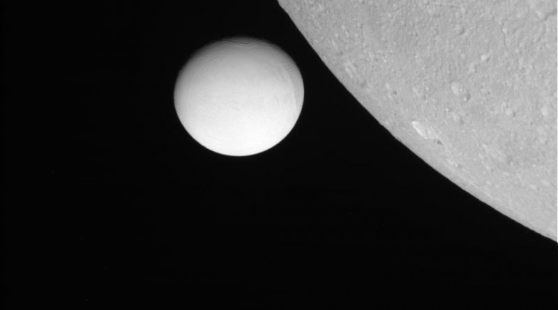 Foto de Dione y Encélado tomada por la sonda Cassini