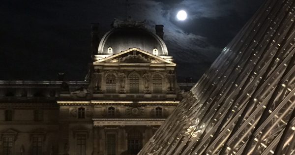 La Luna desde el Museo del Louvre (París, Francia)
