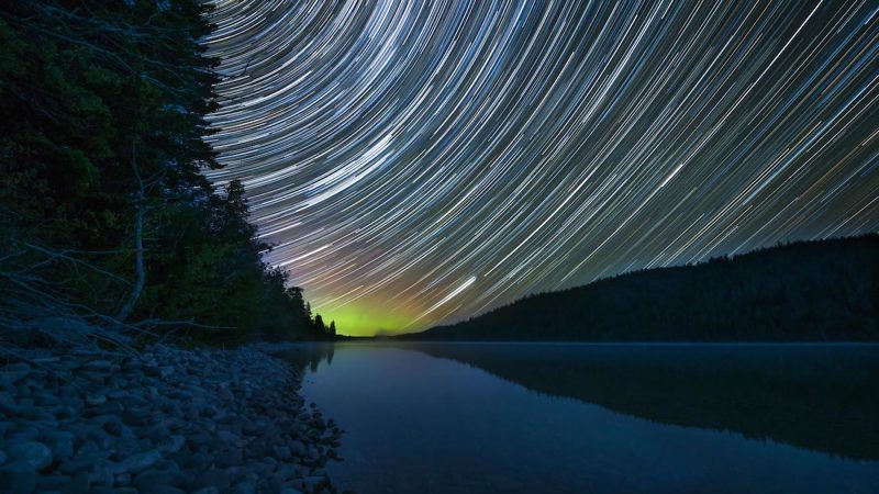 Rastro de estrellas y auroras boreales desde Canadá