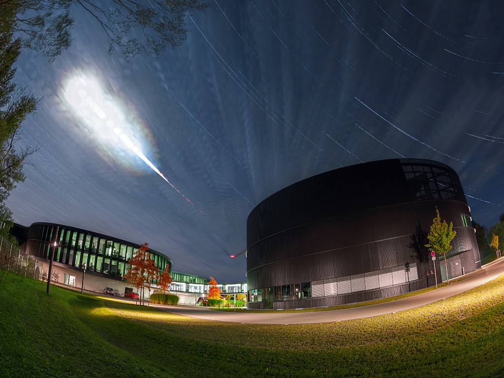 Rastro de estrellas durante el eclipse lunar desde Alemania