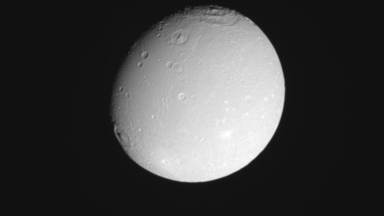 Foto de Dione, luna de Saturno, tomada por la sonda Cassini