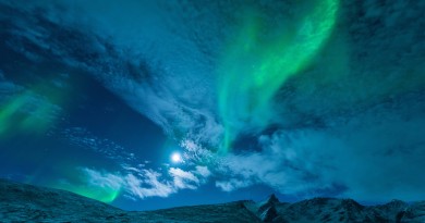 Auroras boreales y la Luna desde la isla de Kvaløya, Noruega
