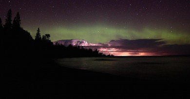 Auroras boreales y una tormenta desde Míchigan, Estados Unidos