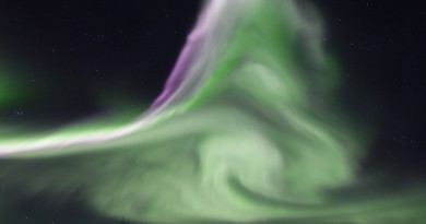 Auroras boreales y las Pléyades desde Finlandia