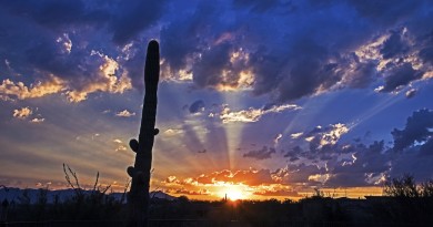 Rayos crepusculares al atardecer en Arizona, EE. UU.