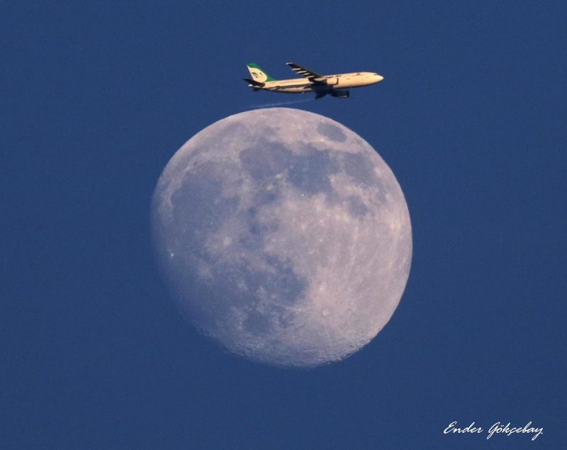 La Luna y un avión desde Estambul, Turquía