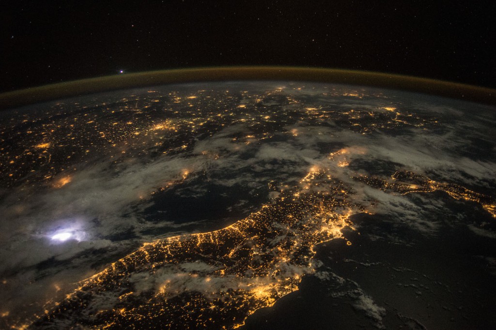 Italia y una tormenta eléctrica desde la Estación Espacial Internacional