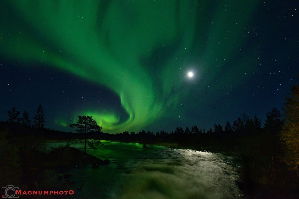 Auroras boreales y la Luna desde Suecia