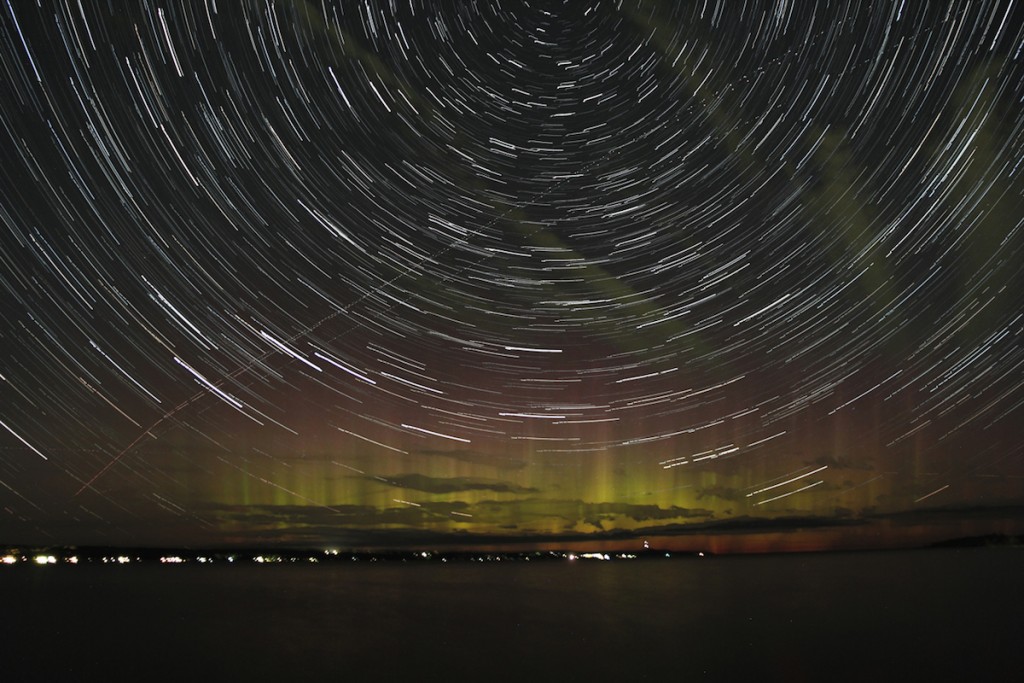 Auroras boreales y rastro de estrellas desde Ontario, Canadá