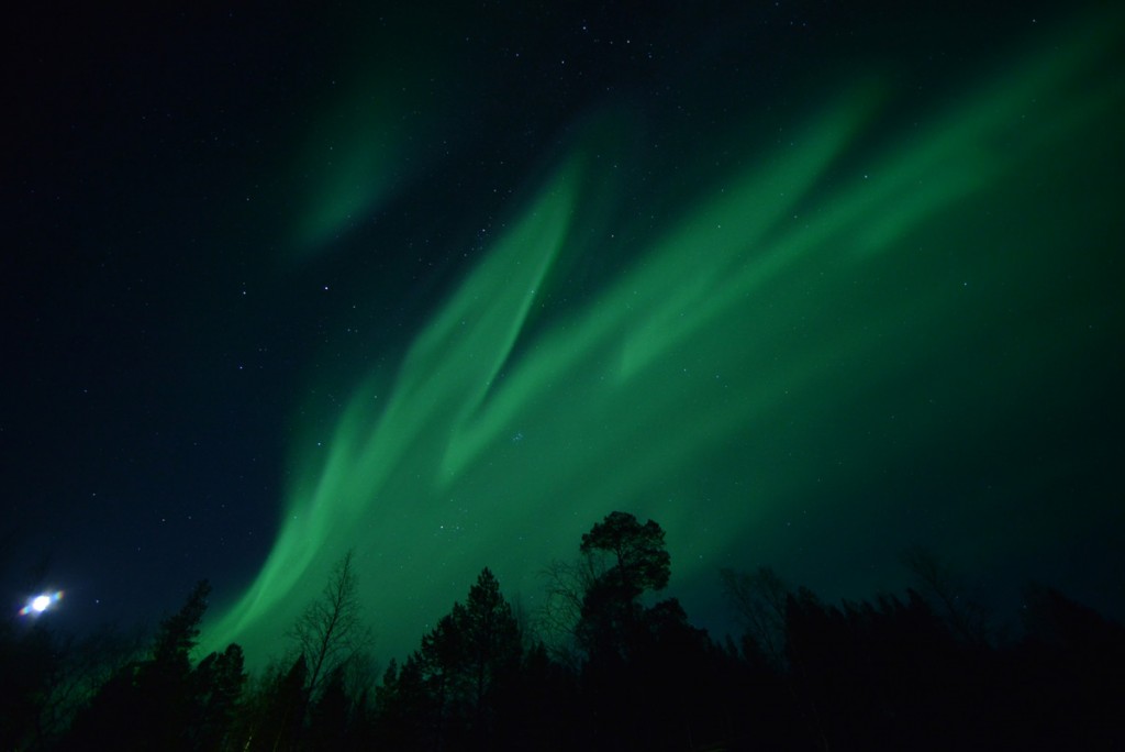 Auroras boreales y la Luna desde Inari, Finlandia