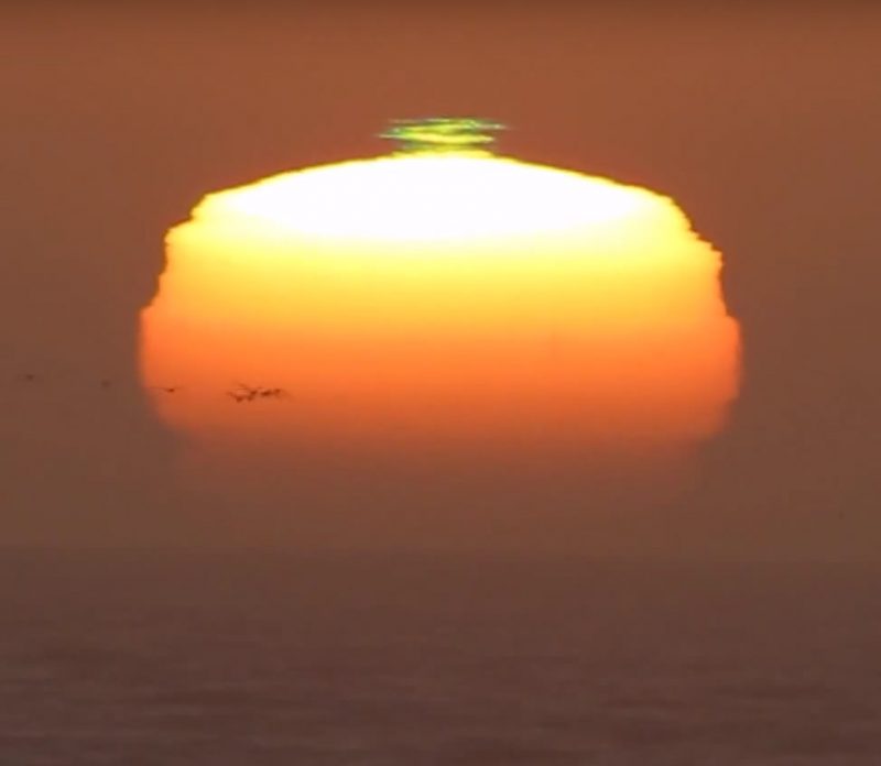 El rayo verde en el Sol al atardecer en San Francisco, California