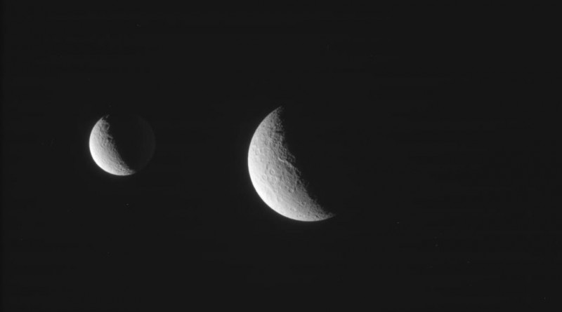 Foto de Rea y Dione (lunas de Saturno) tomada por la sonda Cassini