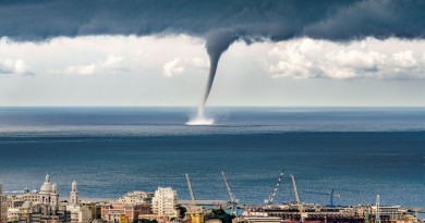 Foto de una manga de agua desde Génova, Italia