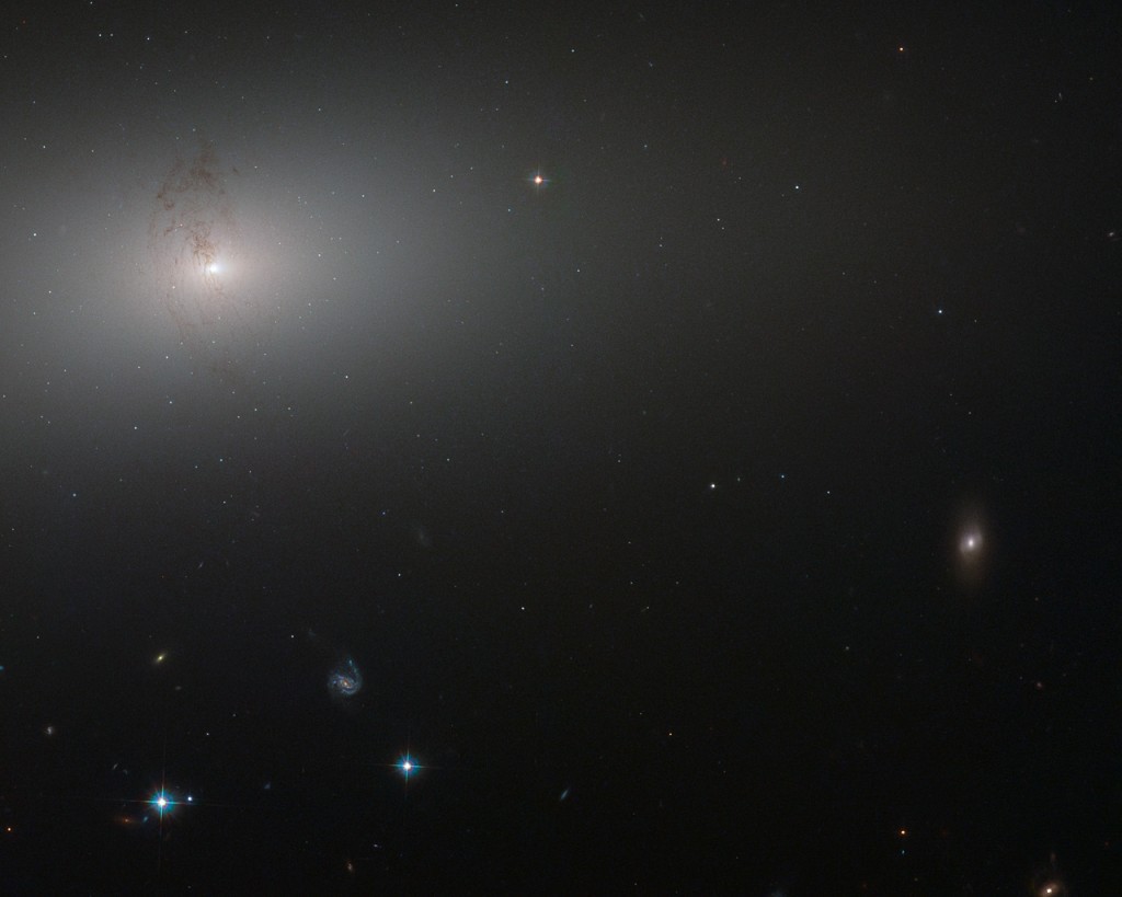 La Galaxia NGC 2768: un faro que brilla entre el polvo interestelar