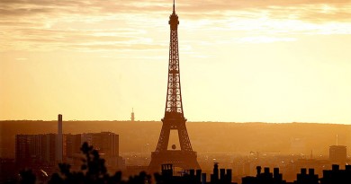 La Torre Eiffel al atardecer en París, Francia