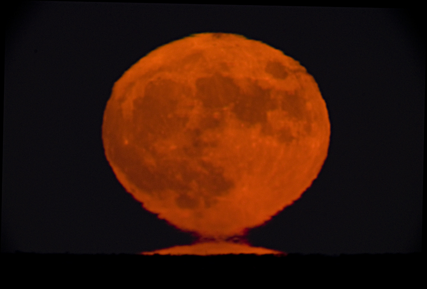 La salida de la Luna llena en Maine, Estados Unidos