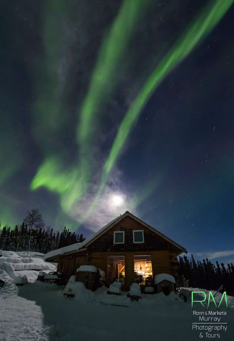 Auroras boreales, la Luna y la constelación de Orión desde Alaska