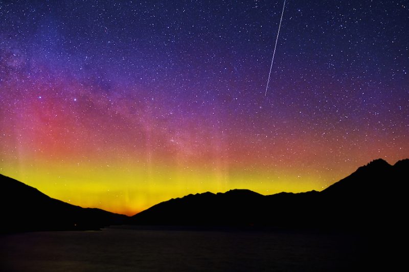 Auroras australes, la Vía Láctea y un meteoro desde Nueva Zelanda