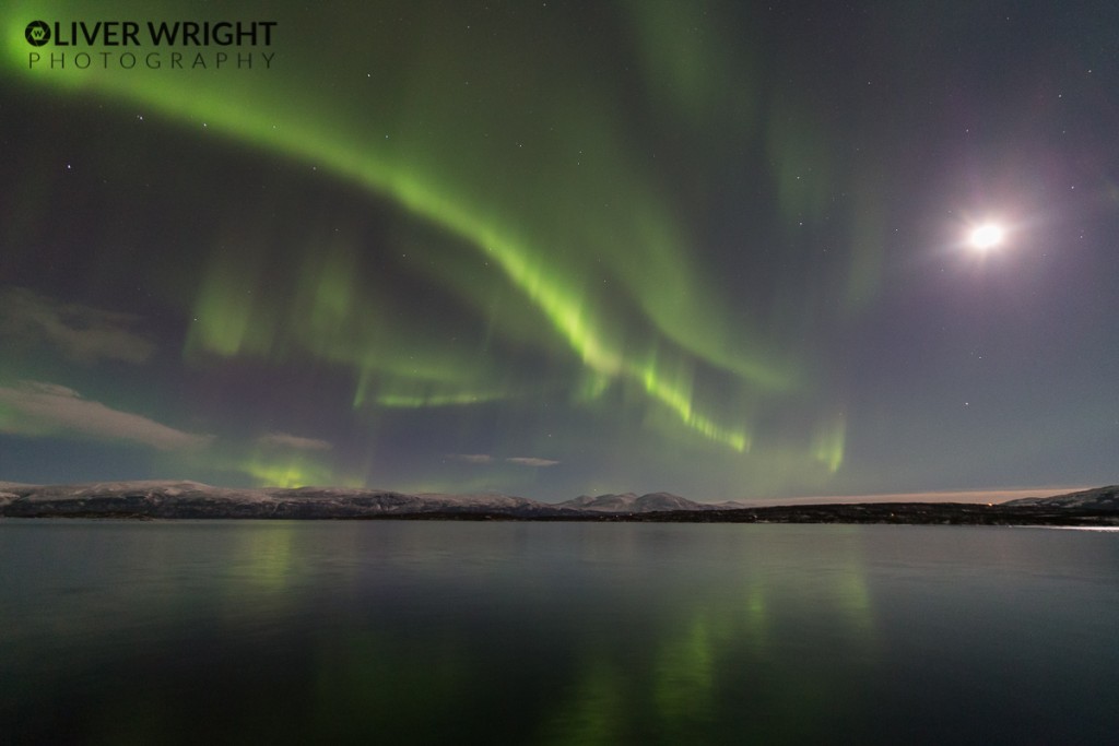 Auroras boreales y la Luna desde Abisko, Suecia