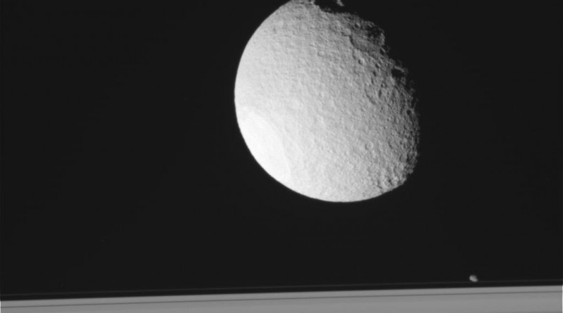 Foto de Tetis y los anillos de Saturno tomada por la sonda Cassini